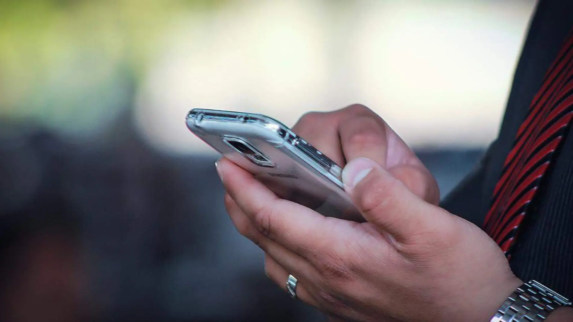 El teléfono celular se ha convertido en una herramienta fundamental para el día a día del ser humano pues practicamente contiene la vida de una persona